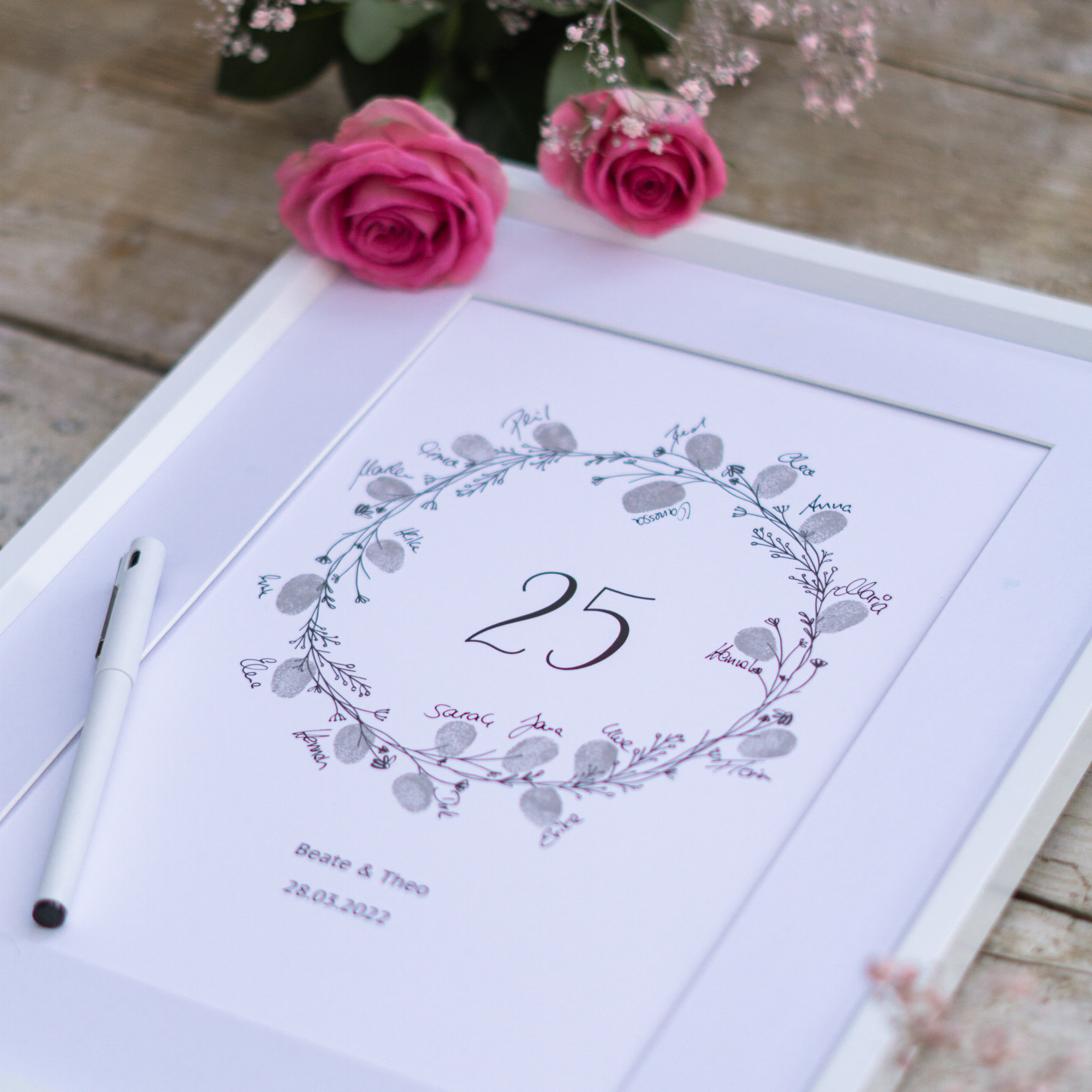 Geschenkidee zur silbernen Hochzeit ein Fingerabdruckbild als Gästebuch mit silber Stempelfarbe